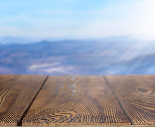 surface de table en bois vide sur fond de paysage de montagne