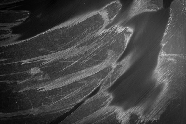 Surface de tableau noir avec rayures et traces de craie mouillée