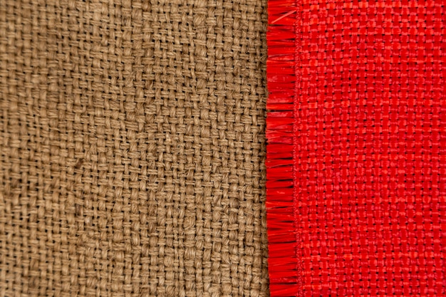 Surface textile marron foncé et rouge