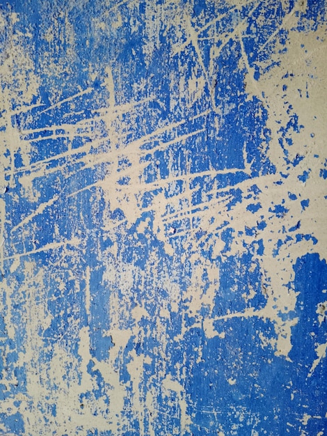 surface texturée bleue et blanche La couche supérieure de peinture s'est usée à certains endroits, formant des abstractions uniques