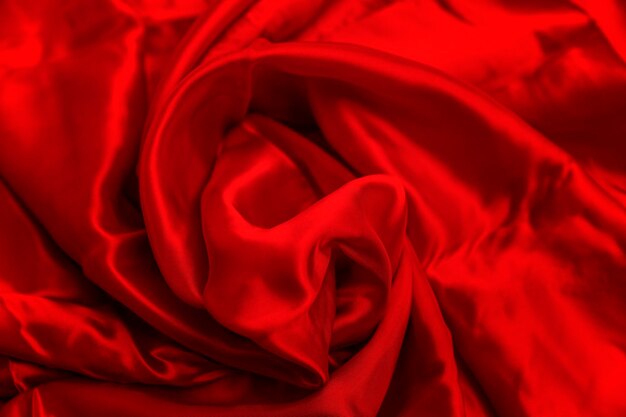 Surface de tissu satiné rouge froissé Industrie textile et hobby Espace libre pour le texte