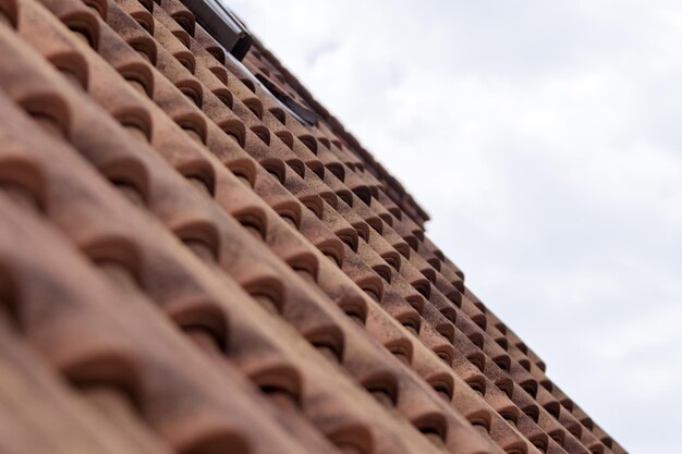 Surface de tuiles de toit contre le ciel