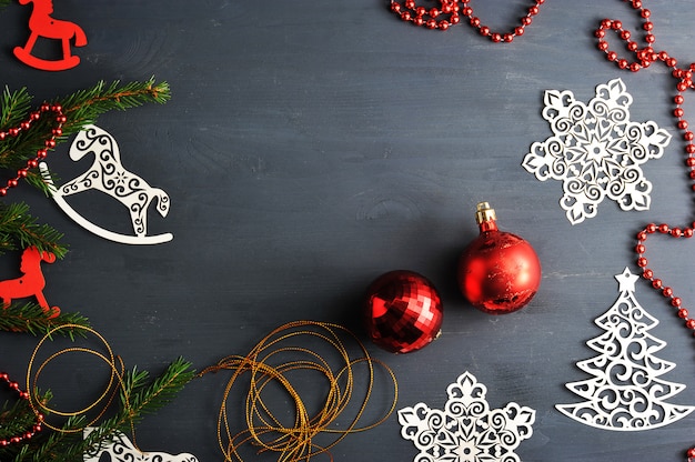 Surface de vacances avec des jouets de Noël et des perles avec des branches d'arbres de Noël