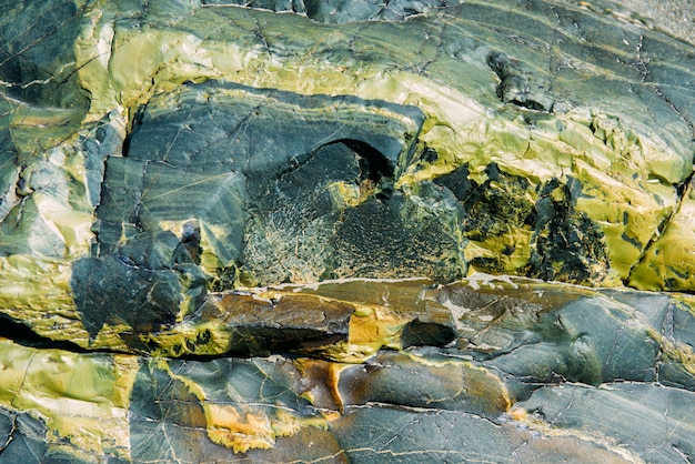 La surface d'un vieux rocher avec des fissures