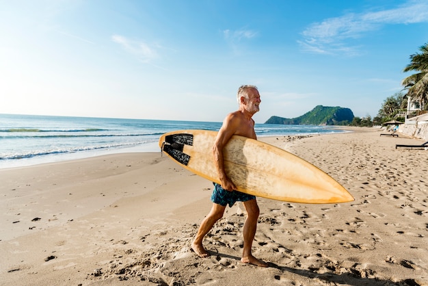 Surfer sur une belle plage