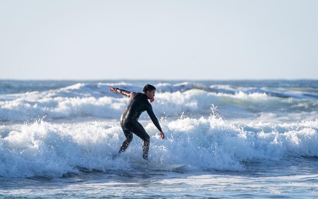 surfer sur la vague avec un appareil photo sur la plage de La Serena au Chili