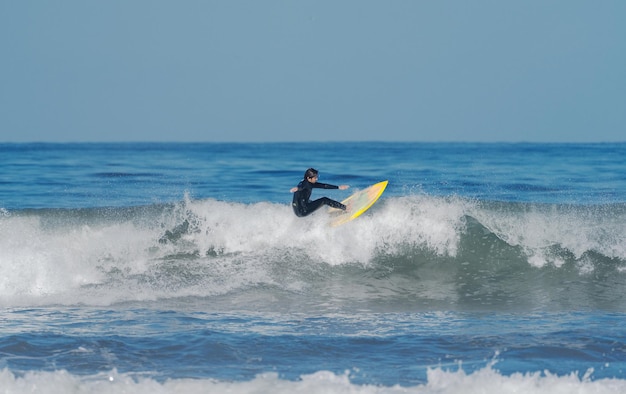 Surfer sur la vague sur la plage de La Serena Chili