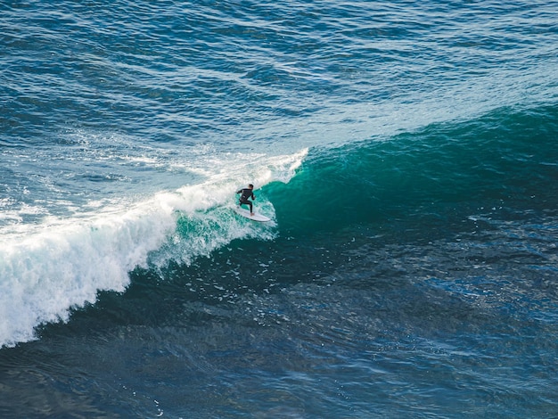 Surfeur Attrapant Une Vague Sur La Côte Nord De Tenerife