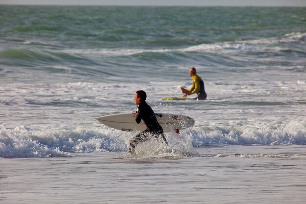 Surfeur dans la mer