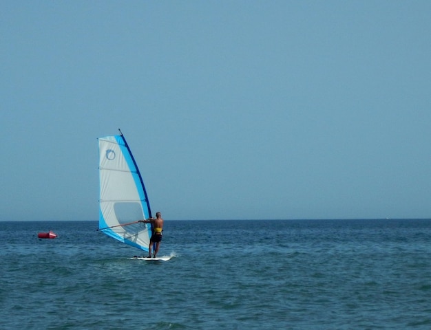 Photo surfeur dans l'océan atlantique un matin d'été vu depuis la plage d'isla cristina