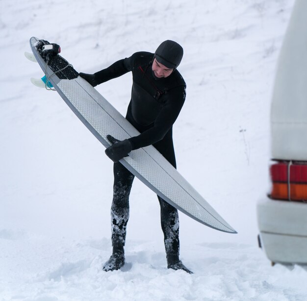 Surfeur d'hiver voyageant en minibus