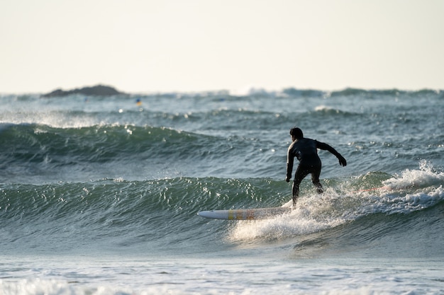Photo surfeur profitant des grosses vagues