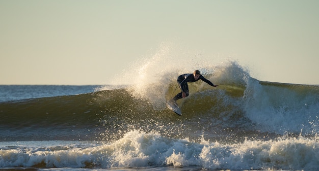 surfeur sur une vague