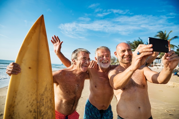 Surfeurs matures à la plage