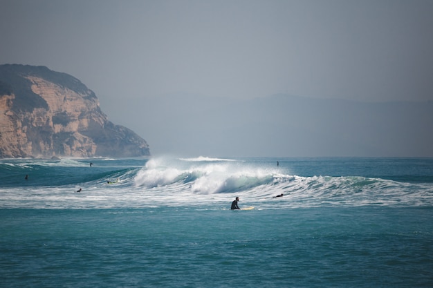 Surfeurs sur la mer avec des vagues