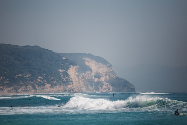 Surfeurs sur la mer avec des vagues