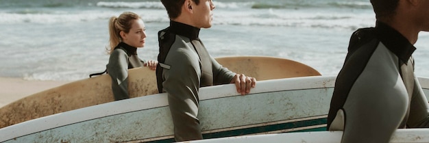 Surfeurs à La Plage Par Une Journée Ensoleillée