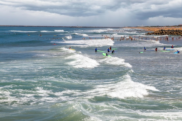 Photo surfeurs sur les vagues. sports, amusement, style de vie actif. biarritz, france.