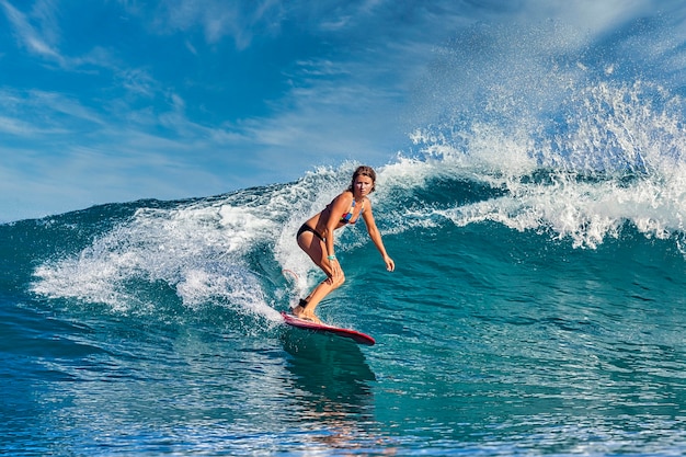 Surfeuse sur Amazing Blue Wave, île de Bali.