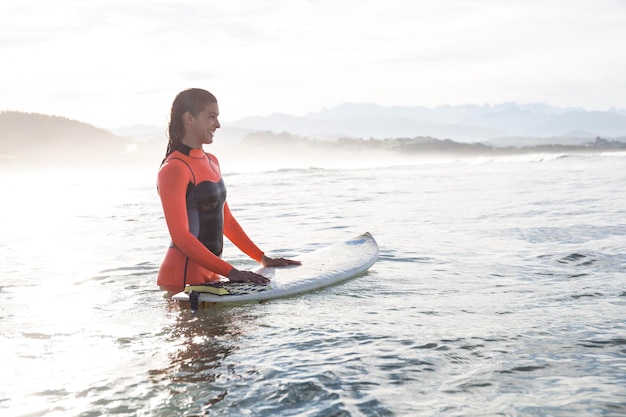 Surfeuse dans l'eau