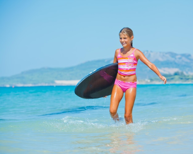 Surfeuse de vacances d'été