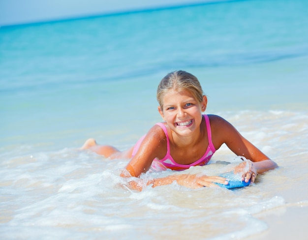 Surfeuse de vacances d'été