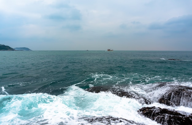 Surfez sur le rivage rocheux de la mer d'Andaman Thaïlande Phuket