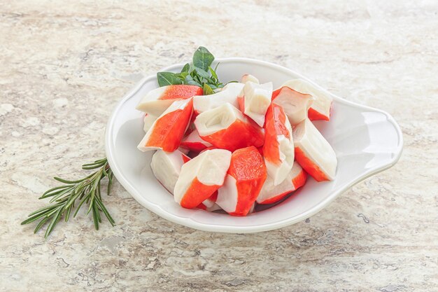 Surimi à la viande de crabe dans le bol