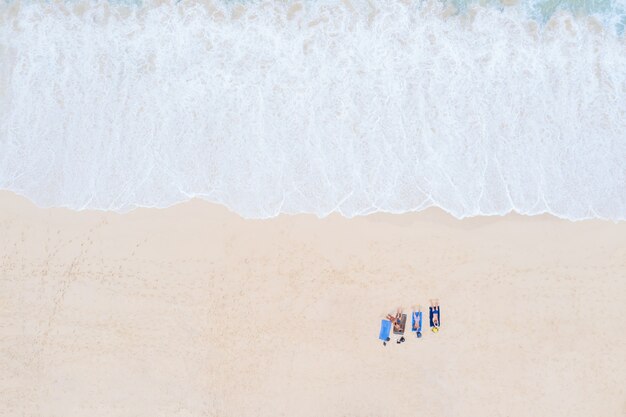 Surin beach et touristes dormant sur une chaise de plage voyage emplacement vacances d'été en Thaïlande vue aérienne de dessus