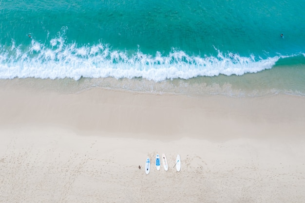 Surin beach et les touristes voyage emplacement vacances d'été en Thaïlande vue aérienne de dessus