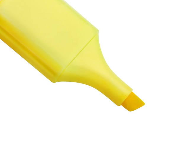 Surligneur jaune isolé sur fond blanc