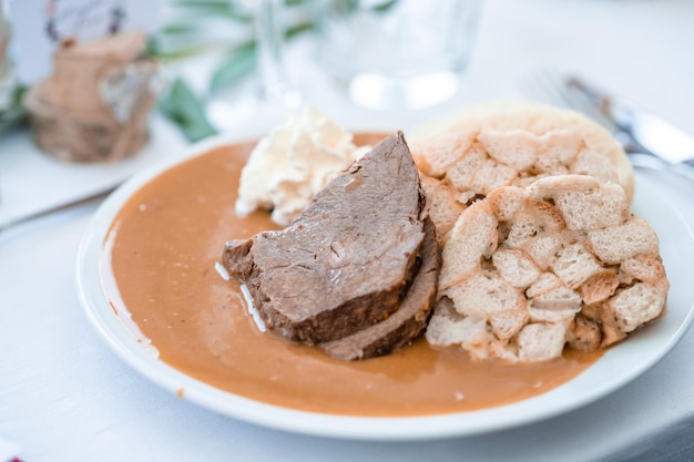 Surlonge à la crème lors d'un festin festif