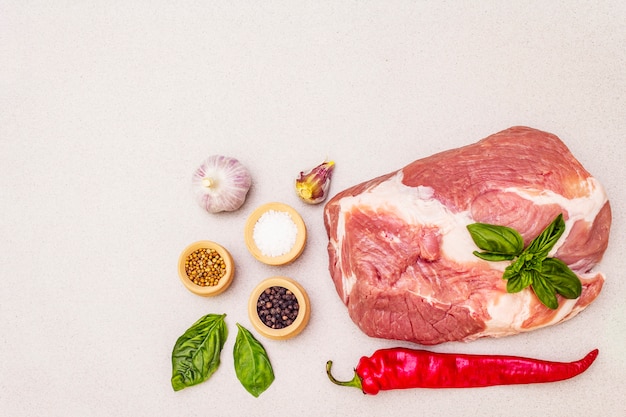 Surlonge de viande de porc crue avec légumes frais et épices sèches