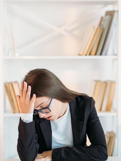 Surmenage fatigue délai anxiété femme d'affaires