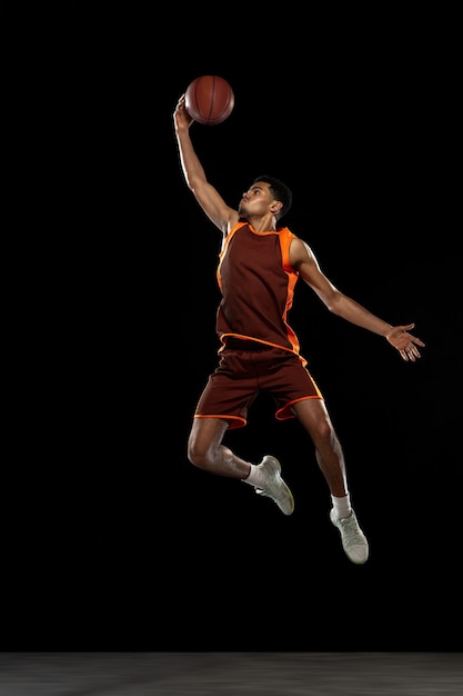 Photo surmonter la formation d'un jeune joueur de basket-ball afro-américain déterminé à pratiquer