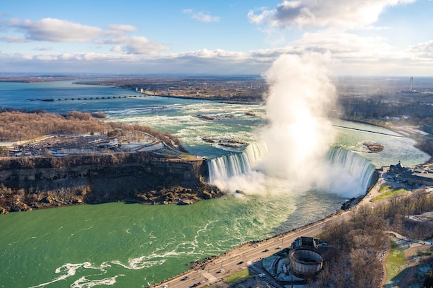 Surplombant les chutes Horseshoe de la rivière Niagara par une journée ensoleillée