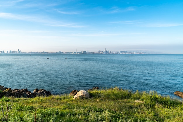 Surplombant la ligne d'horizon de la côte de la ville de Qingdao