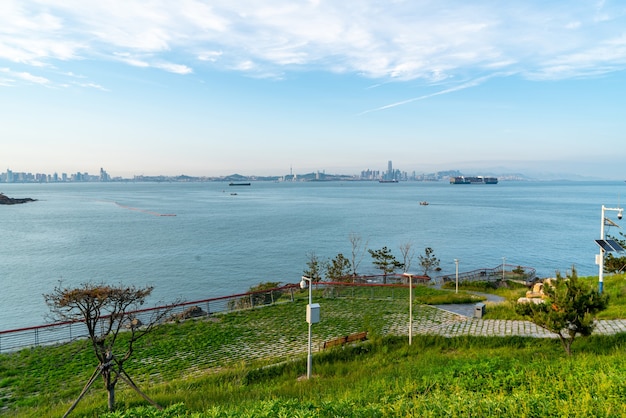 Surplombant La Ligne D'horizon De La Côte De La Ville De Qingdao