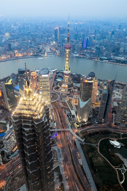Surplombant shanghai au crépuscule depuis le centre financier mondial de shanghai