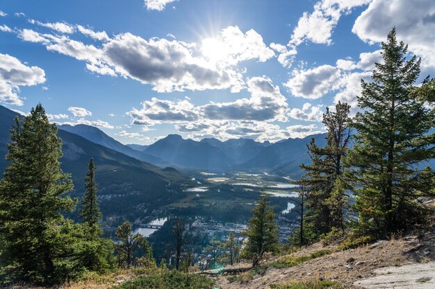 Surplombant la ville de Banff depuis le sommet du sentier Tunnel Mountain en journée d'été Banff National Park