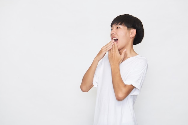 Surprenant jeune homme asiatique isolé sur une surface blanche