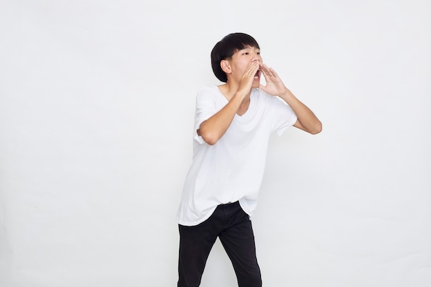 Surprenant jeune homme asiatique isolé sur une surface blanche