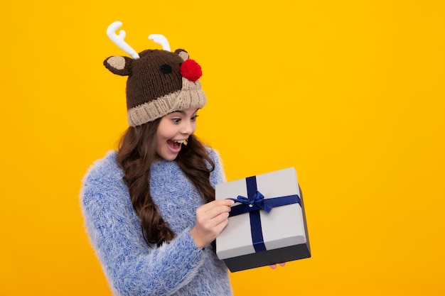 Surpris adolescent Adolescent enfant avec boîte-cadeau Présent pour l'anniversaire d'hiver Saint Valentin Nouvel An ou Noël Excited teen girl