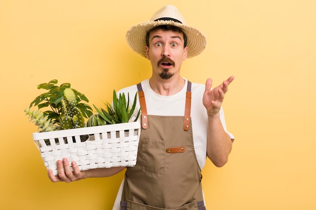 Surpris choqué et étonné avec un incroyable concept de jardinier surprise