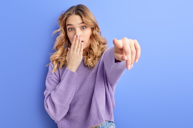 Surpris, jeune femme, doigt pointé à l'avant