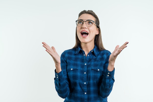 Surpris de jeune femme à lunettes sur fond blanc.