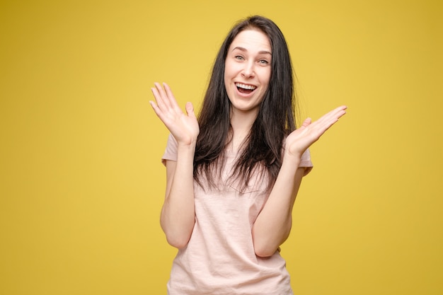 Surpris de jeune femme sur mur jaune