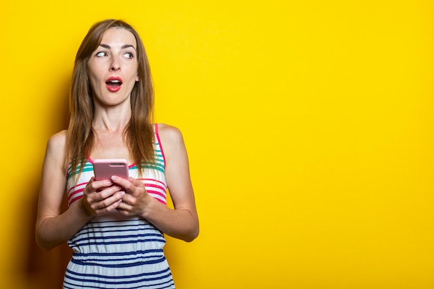 Surpris jeune femme avec téléphone