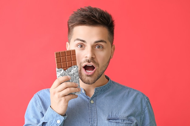 Surpris jeune homme avec du chocolat savoureux