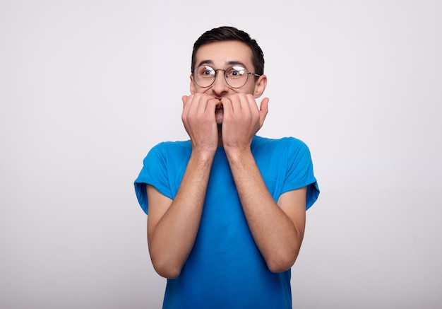 Surpris par le drôle de jeune homme au T-shirt bleu.